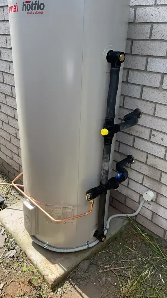 Hot water installation